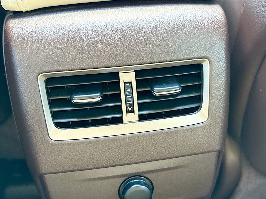 Vehicle image 27 of 34