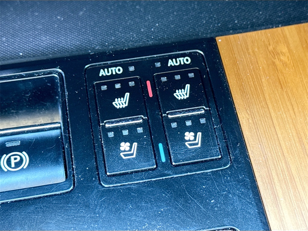 Vehicle image 21 of 34
