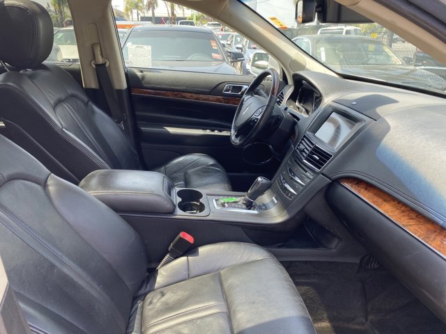 Vehicle image 17 of 25