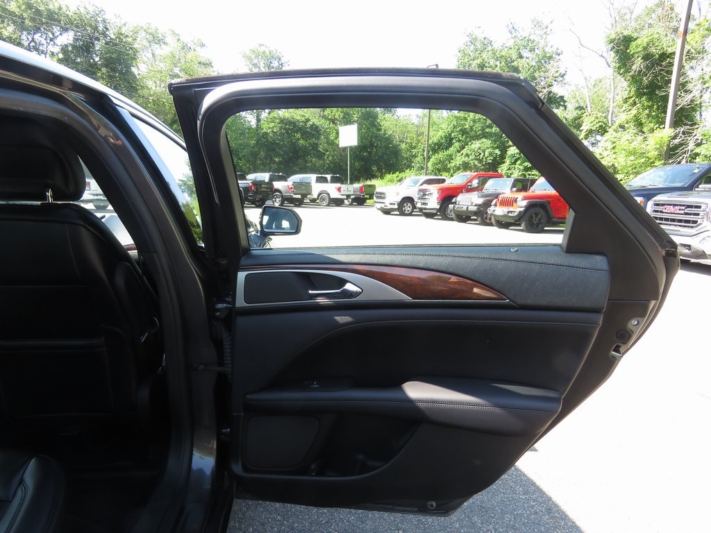 Vehicle image 25 of 28