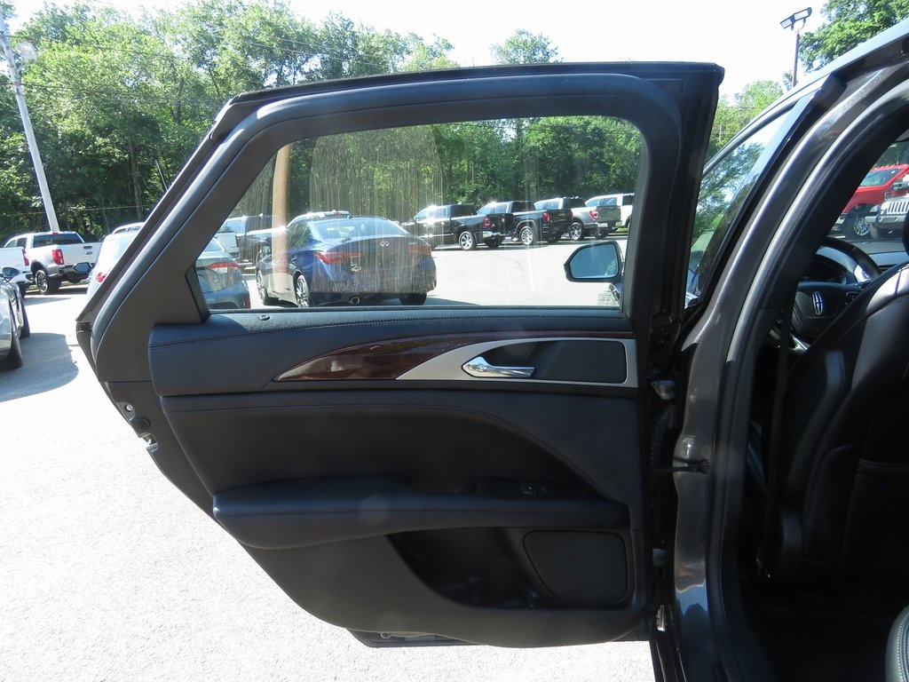 Vehicle image 17 of 28