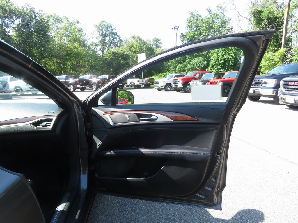 Vehicle image 15 of 28