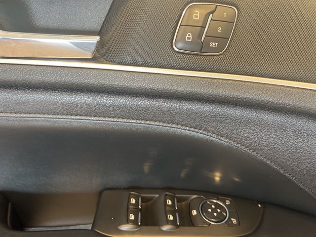 Vehicle image 28 of 34