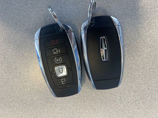 Vehicle image 33 of 34