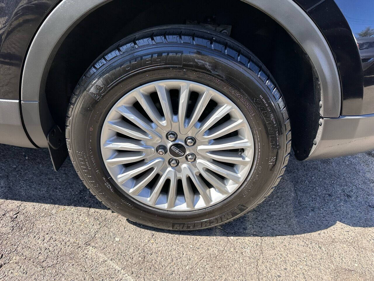 Vehicle image 8 of 17