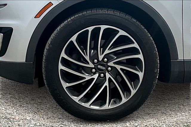 Vehicle image 7 of 32