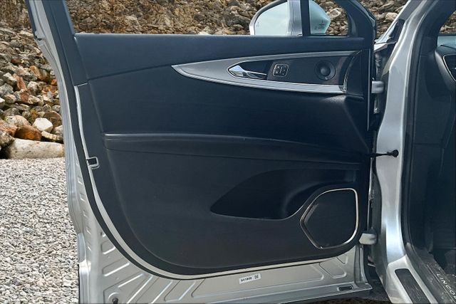 Vehicle image 20 of 32