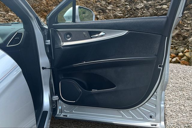 Vehicle image 28 of 32