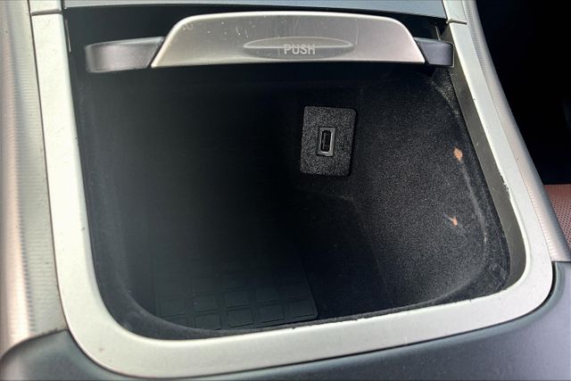 Vehicle image 21 of 32