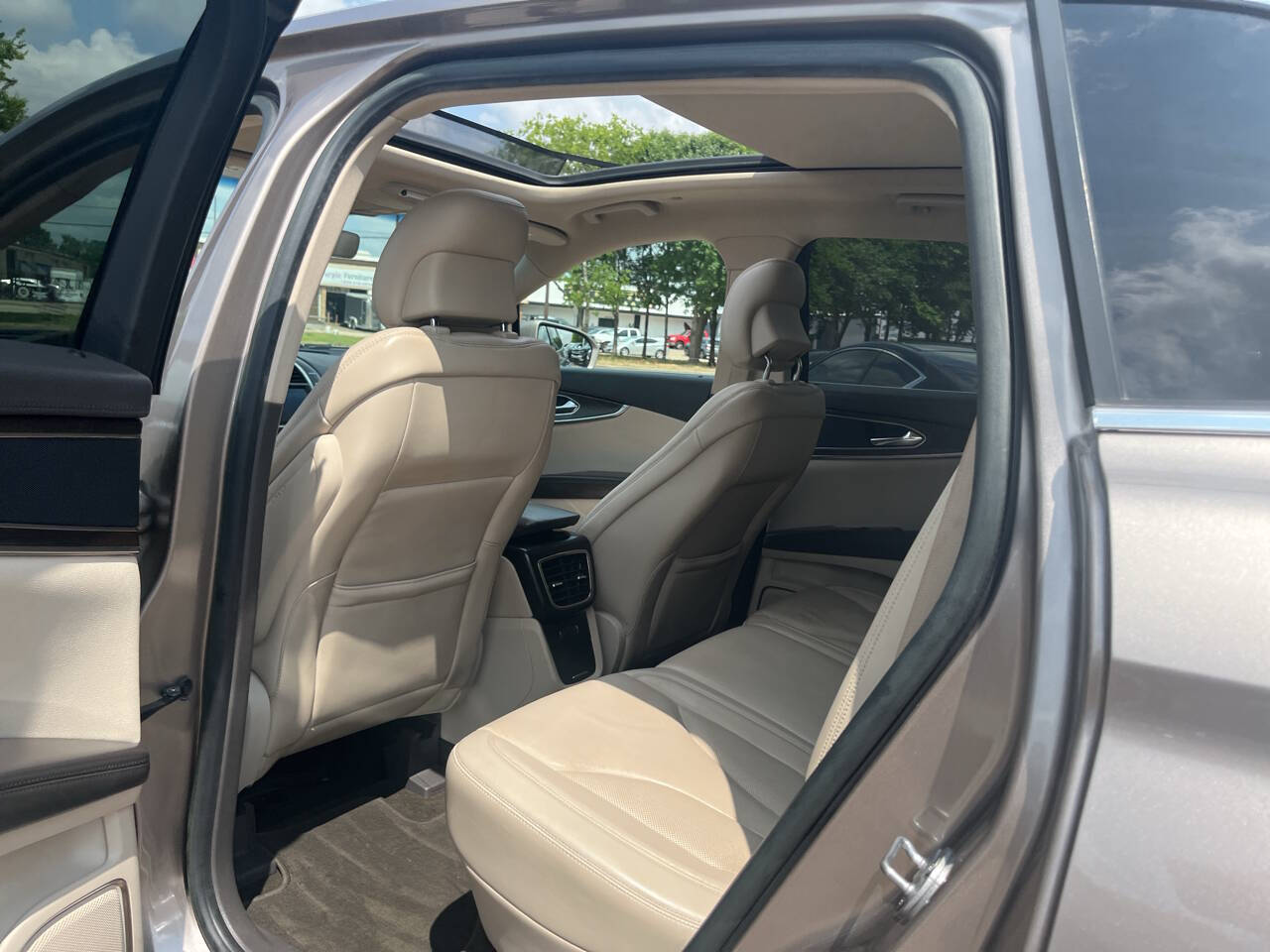 Vehicle image 18 of 24