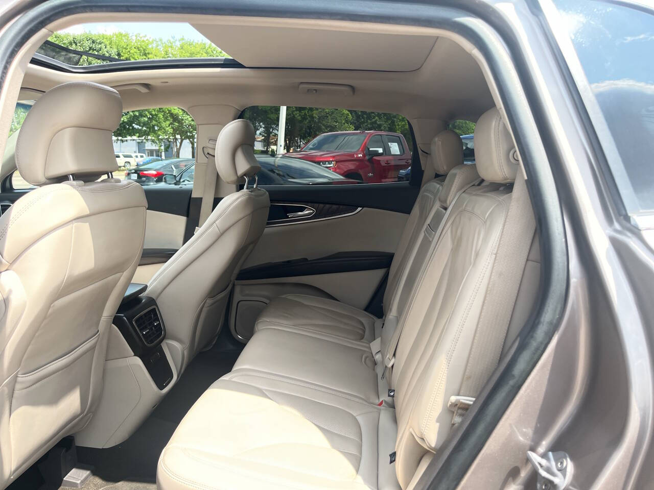Vehicle image 19 of 24