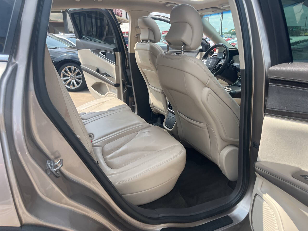 Vehicle image 20 of 24