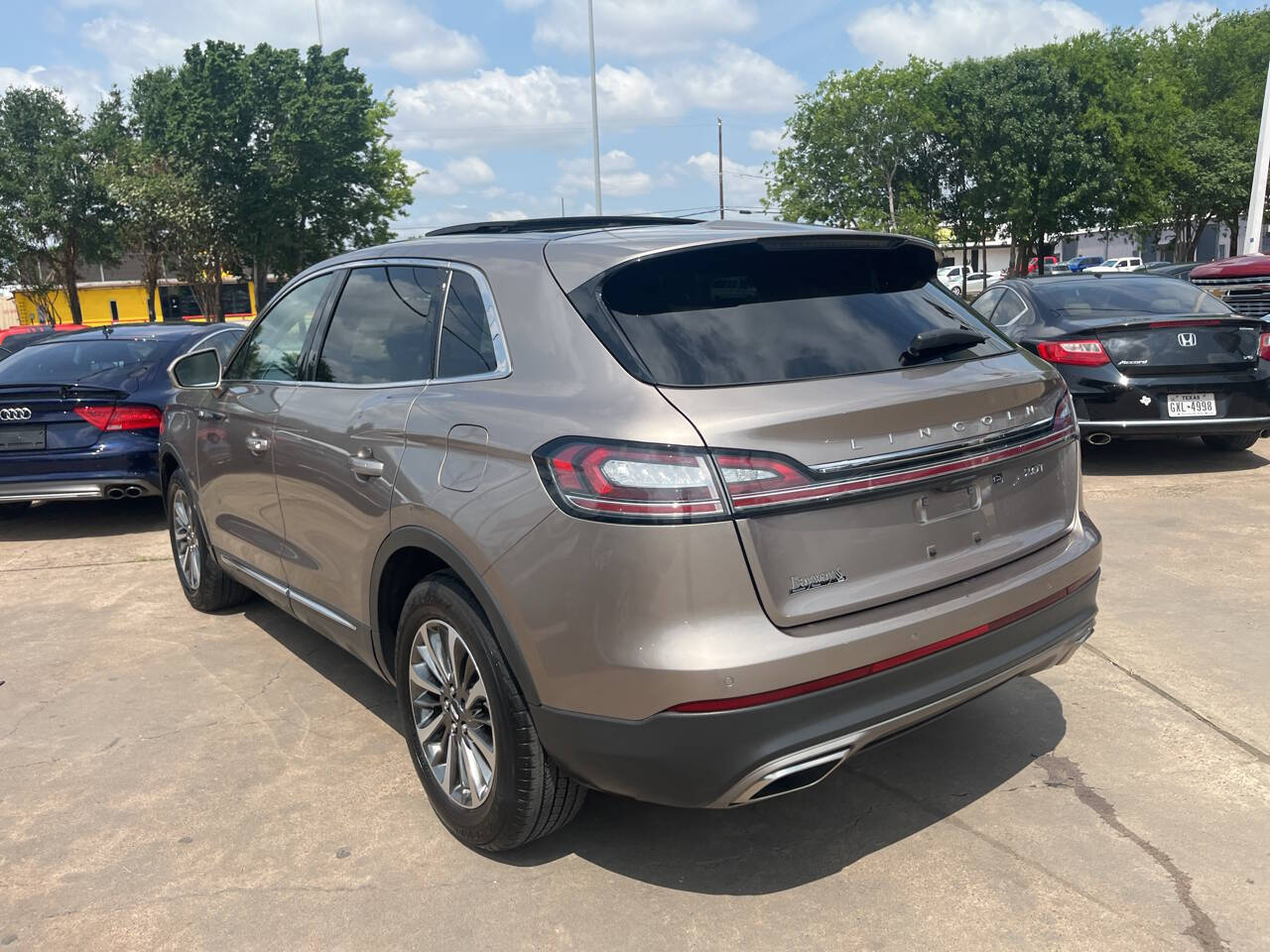 Vehicle image 6 of 24