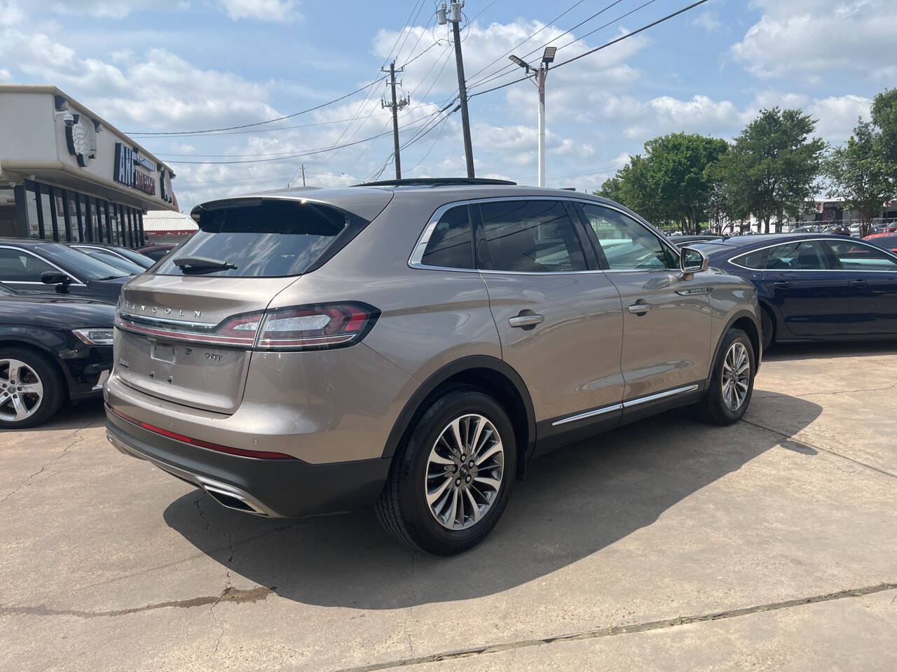 Vehicle image 4 of 24