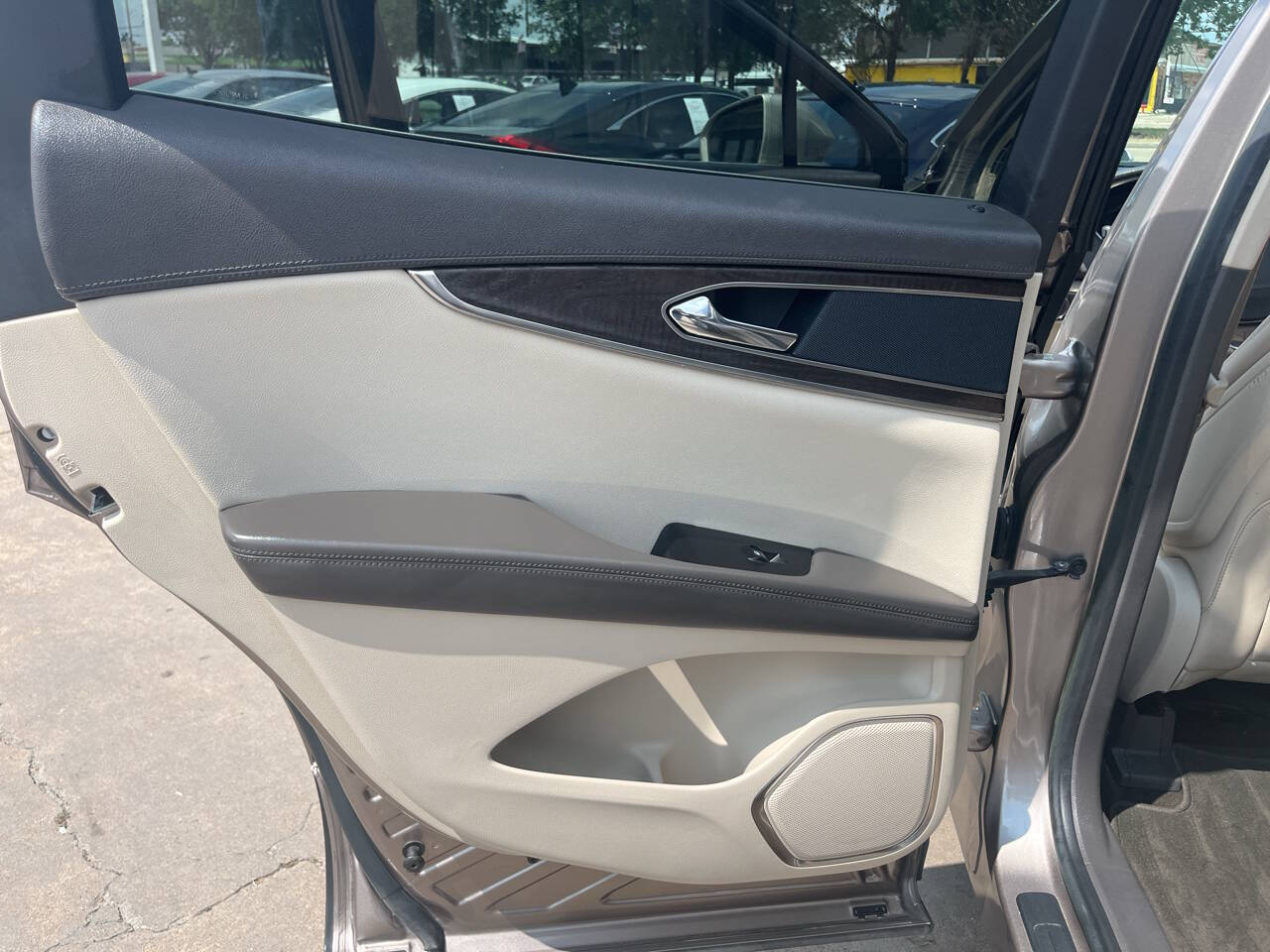Vehicle image 17 of 24