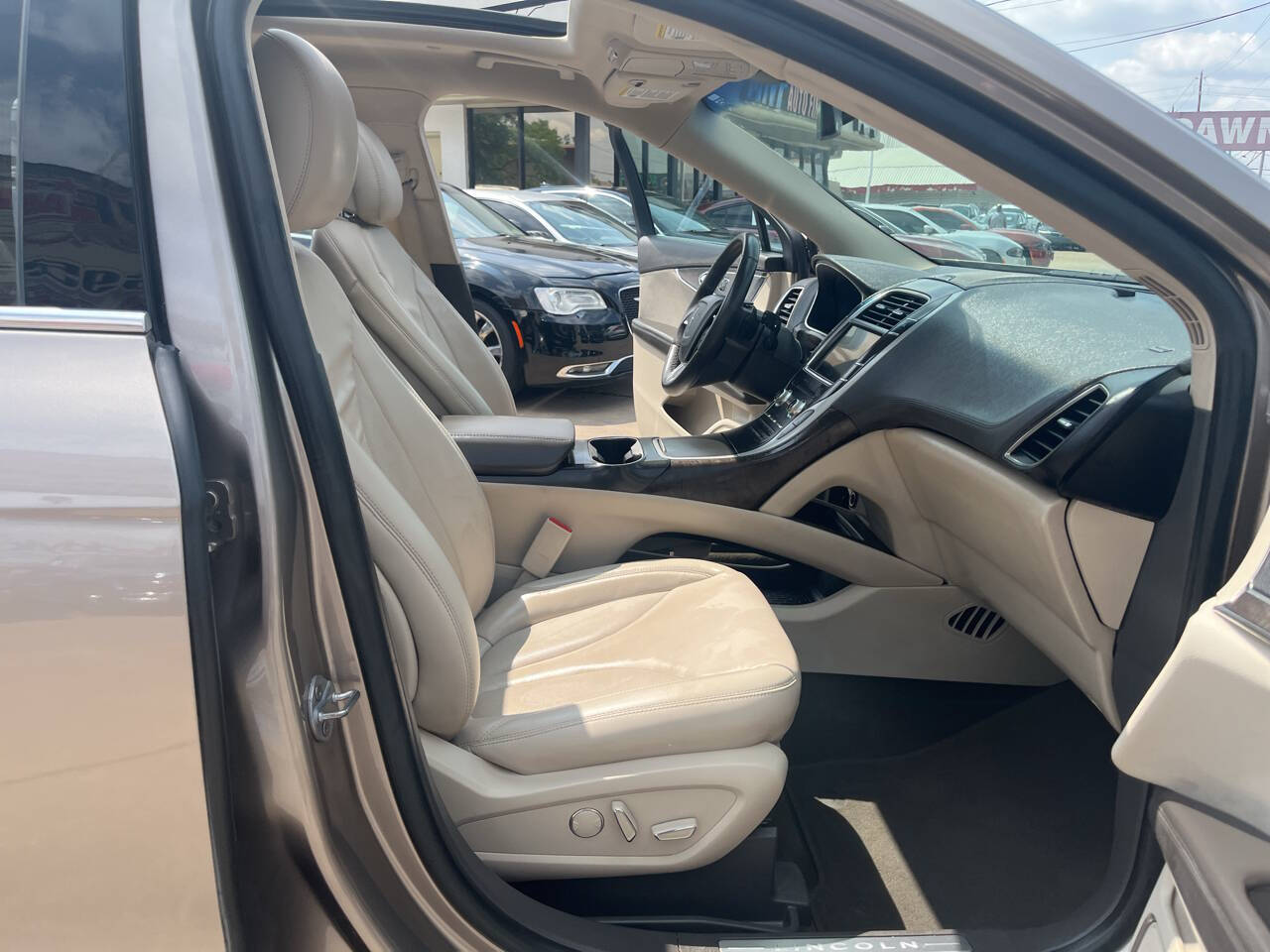 Vehicle image 21 of 24