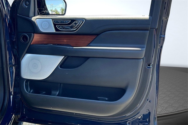 Vehicle image 33 of 35