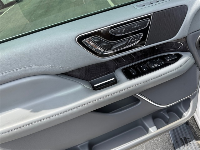 Vehicle image 20 of 27