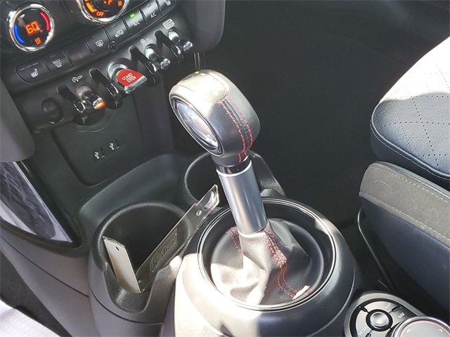 Vehicle image 17 of 26