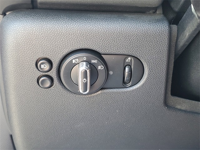 Vehicle image 21 of 26