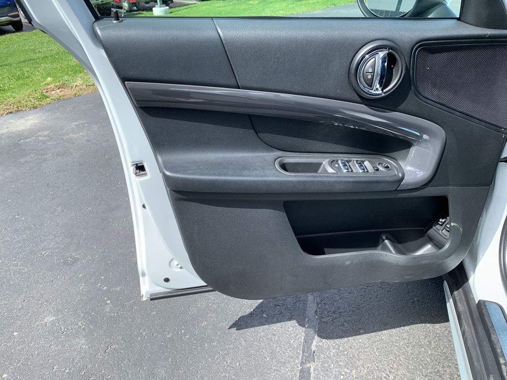 Vehicle image 26 of 29
