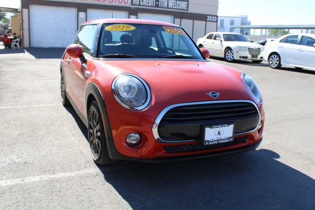 2019 MINI Cooper Hardtop Base Image 3 of 28
