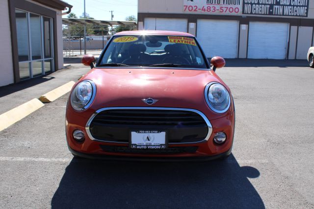 2019 MINI Cooper Hardtop Base Image 2 of 28