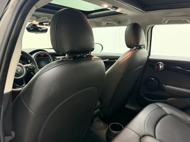 2019 MINI Cooper Hardtop Base Image 11 of 32