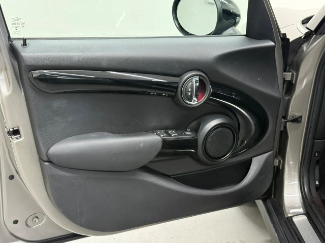 2019 MINI Cooper Hardtop Base Image 18 of 32