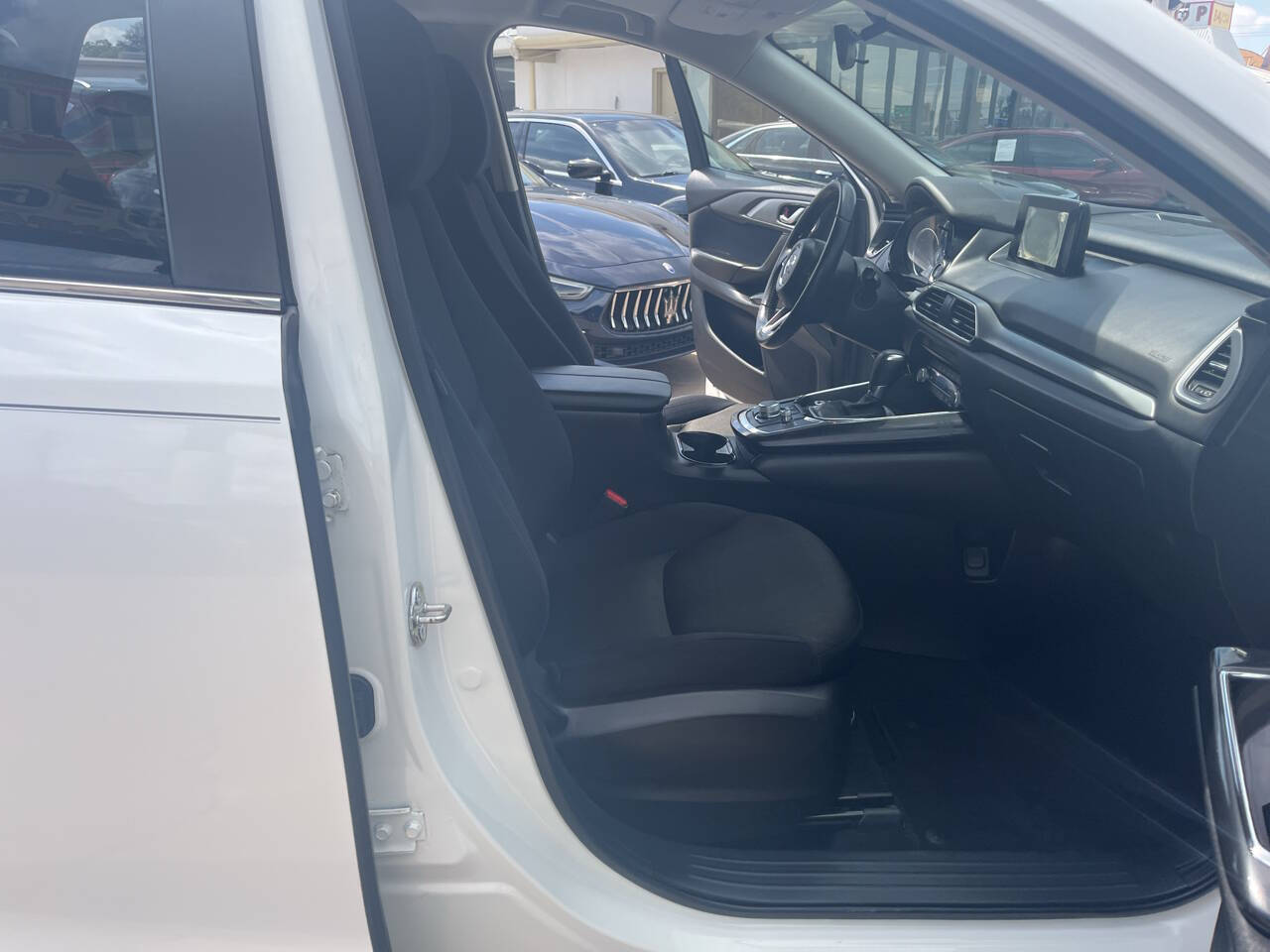Vehicle image 17 of 18