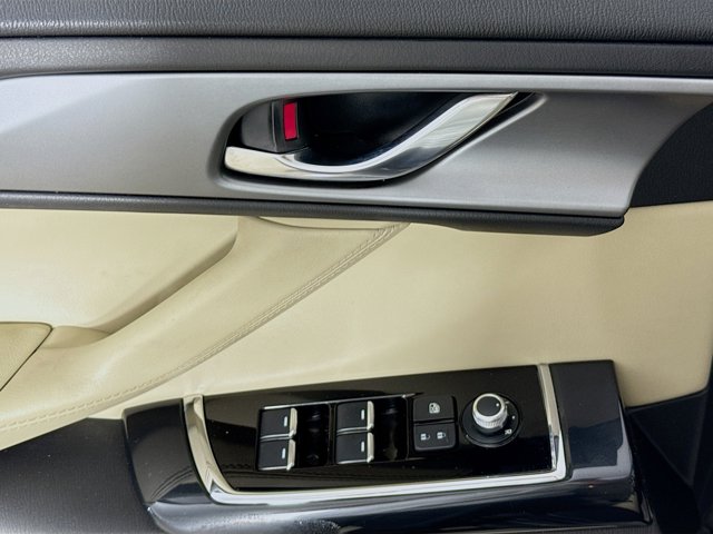 Vehicle image 21 of 34