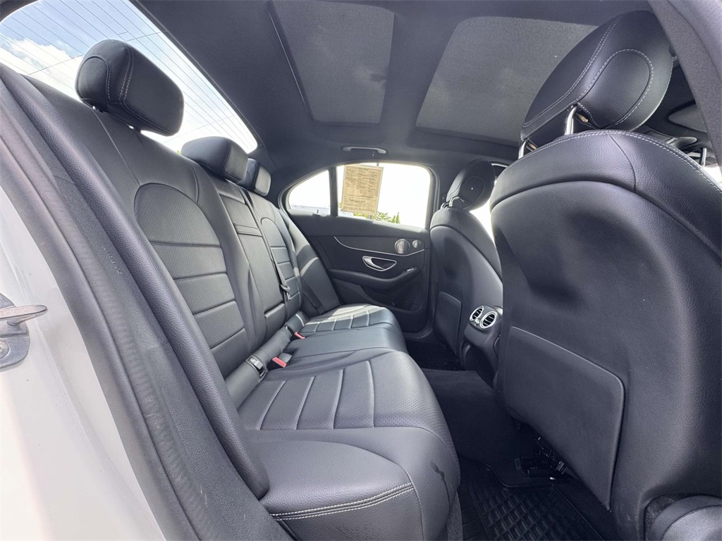 Vehicle image 25 of 31
