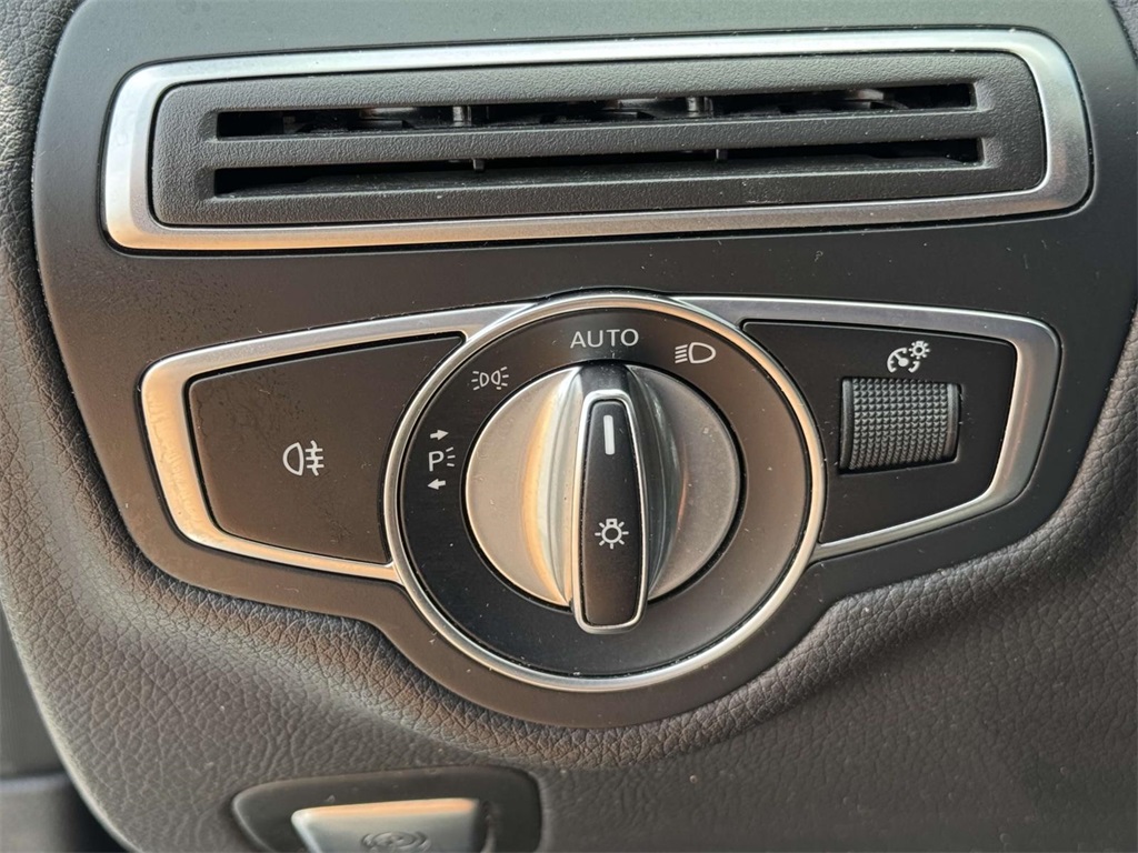 Vehicle image 15 of 31