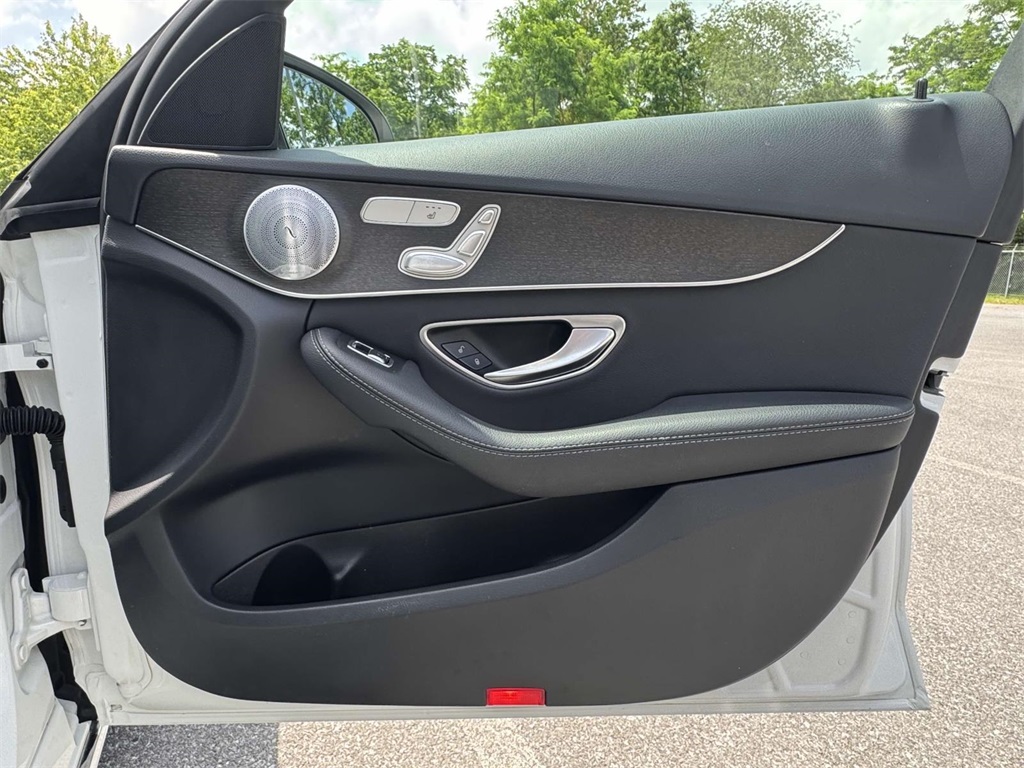 Vehicle image 22 of 31