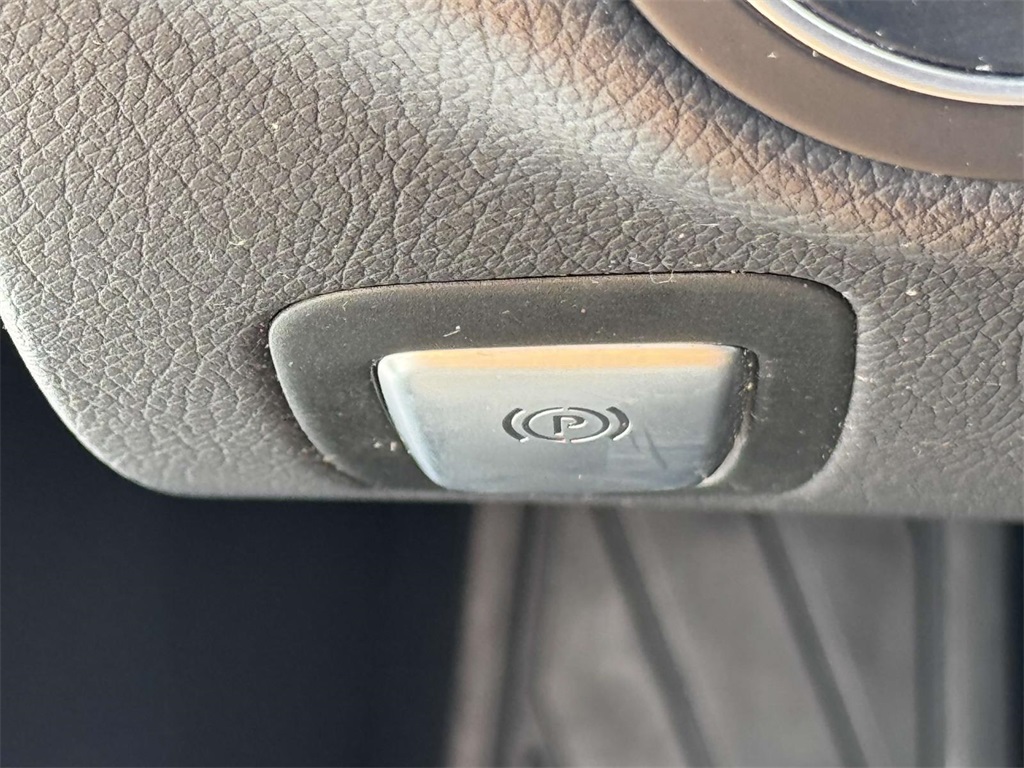 Vehicle image 16 of 31