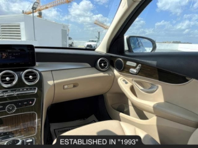Vehicle image 33 of 52