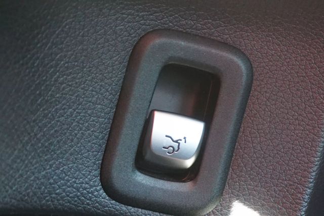 Vehicle image 19 of 33