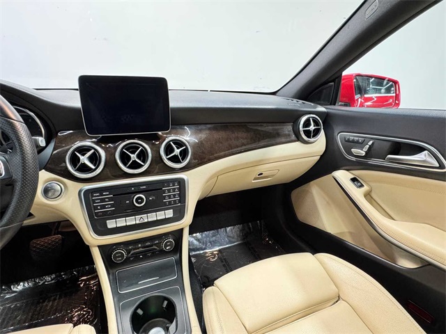 Vehicle image 17 of 28