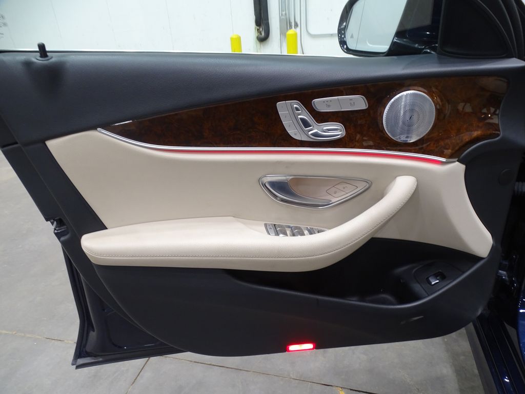 Vehicle image 14 of 41