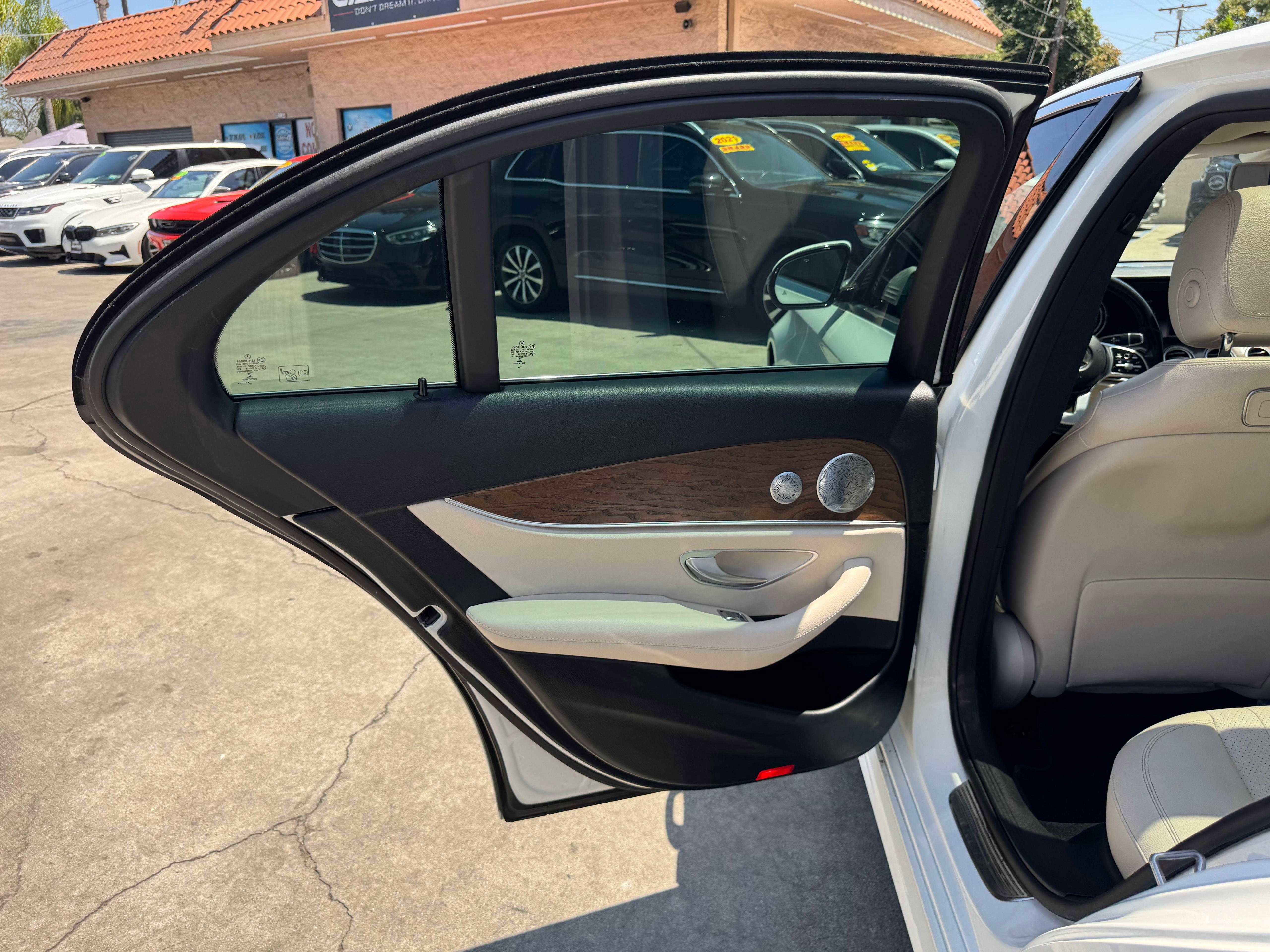 Vehicle image 32 of 72