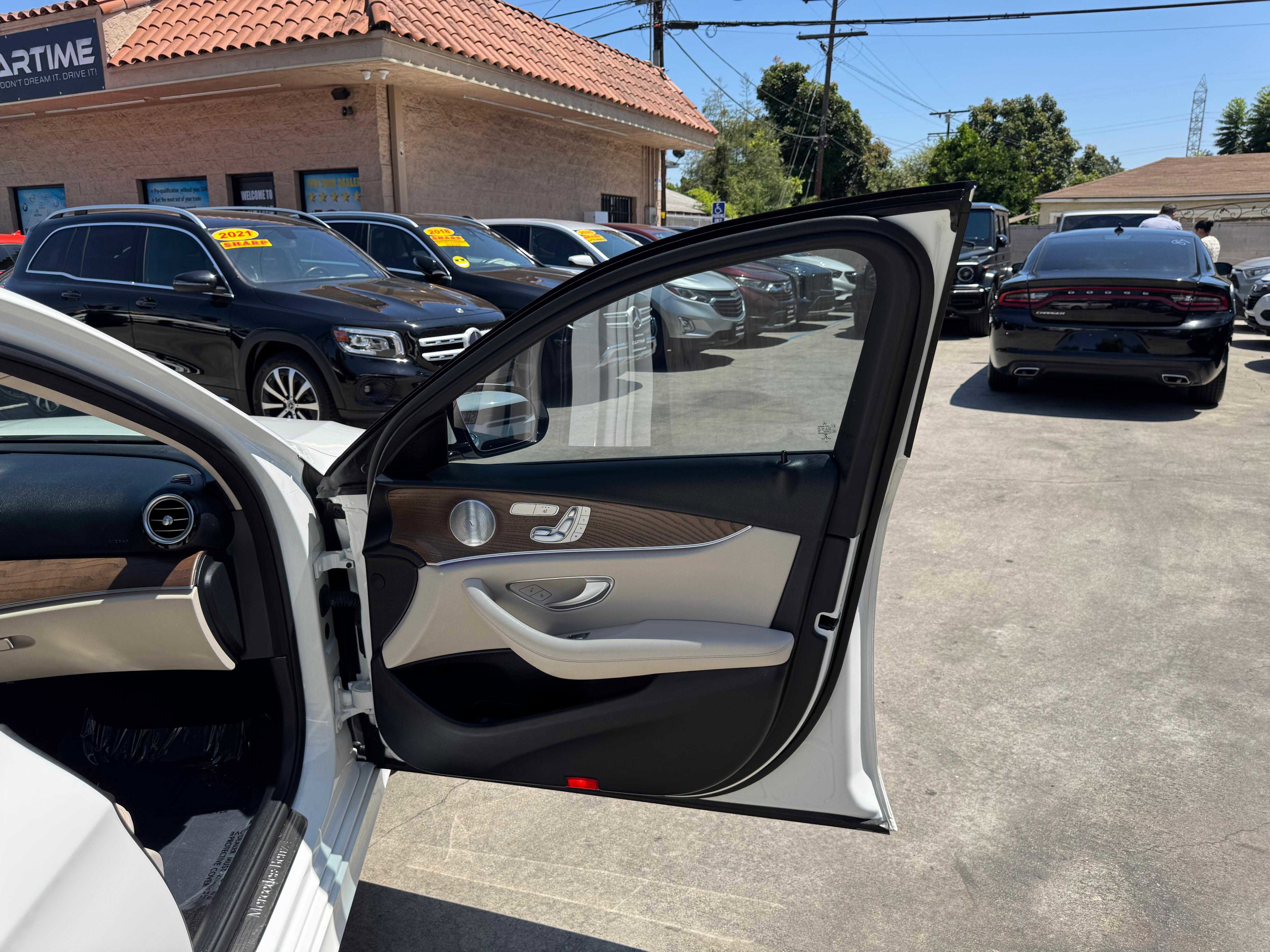 Vehicle image 29 of 72