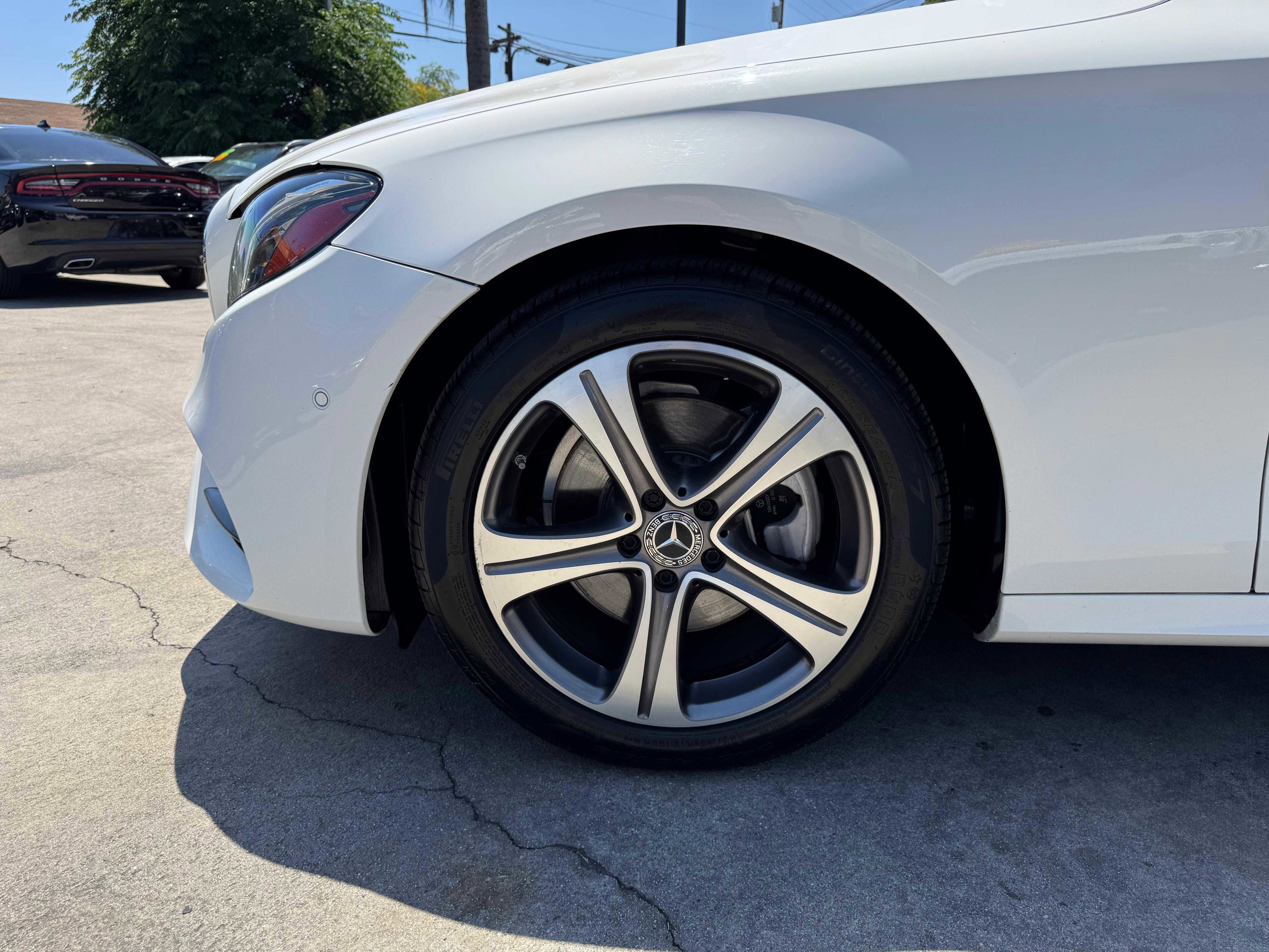 Vehicle image 16 of 72
