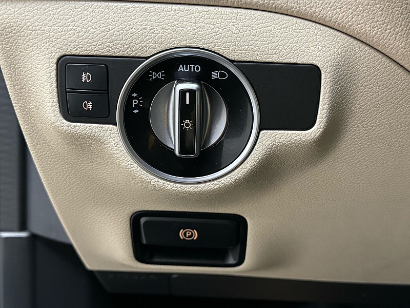 Vehicle image 33 of 40
