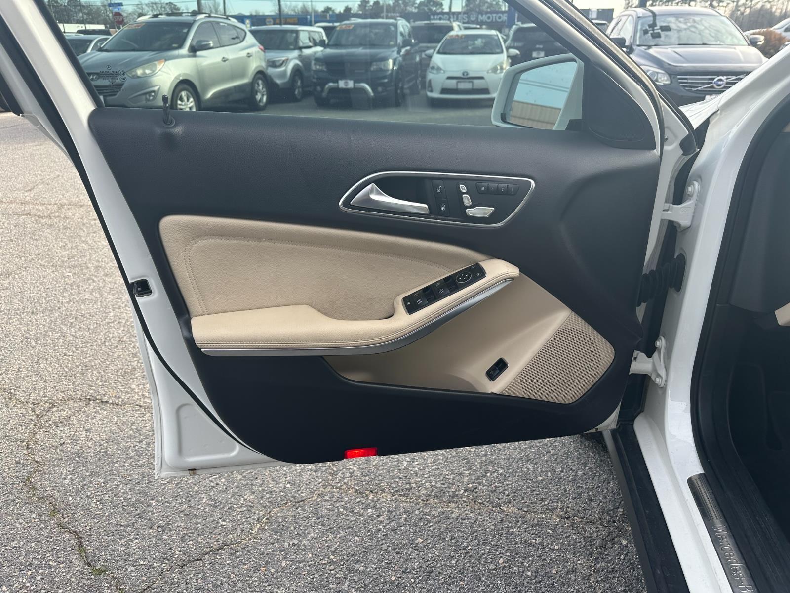 Vehicle image 10 of 28