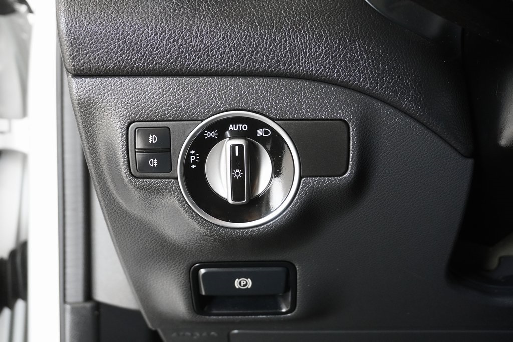 Vehicle image 23 of 33