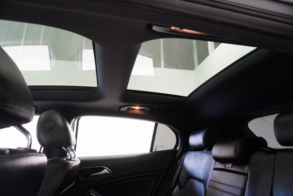 Vehicle image 19 of 33