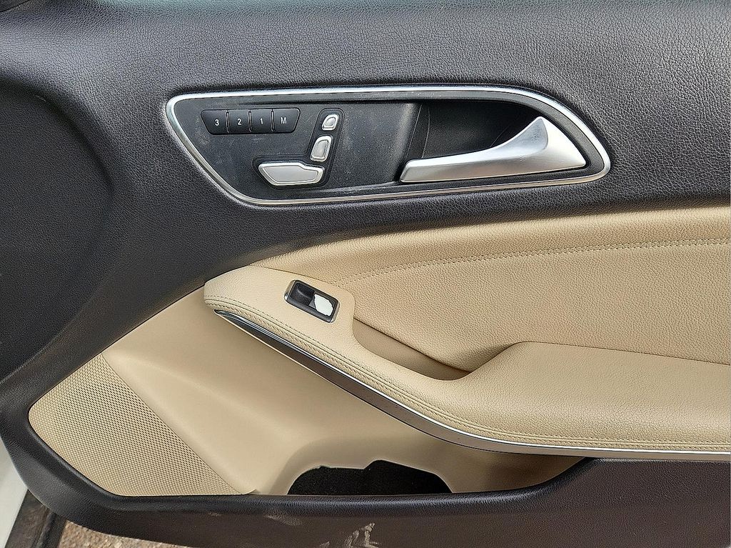 Vehicle image 10 of 30
