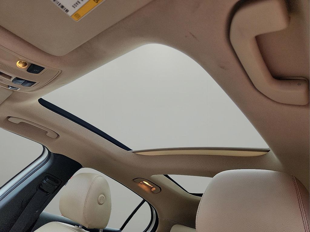 Vehicle image 17 of 30