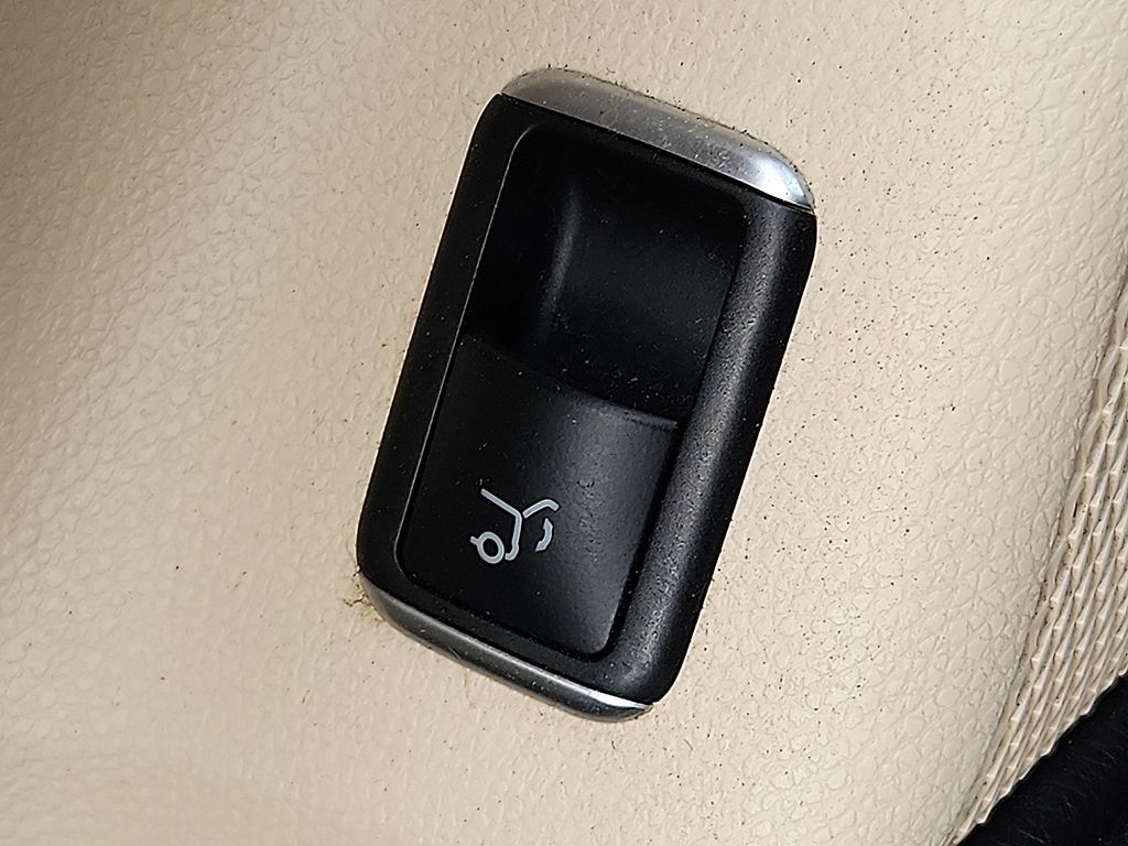Vehicle image 26 of 30