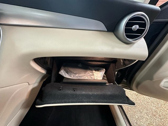 Vehicle image 29 of 37